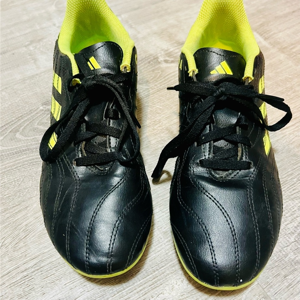 Adidas Men's Black and Neon Yellow Soccer Cleats Size 6. Like new